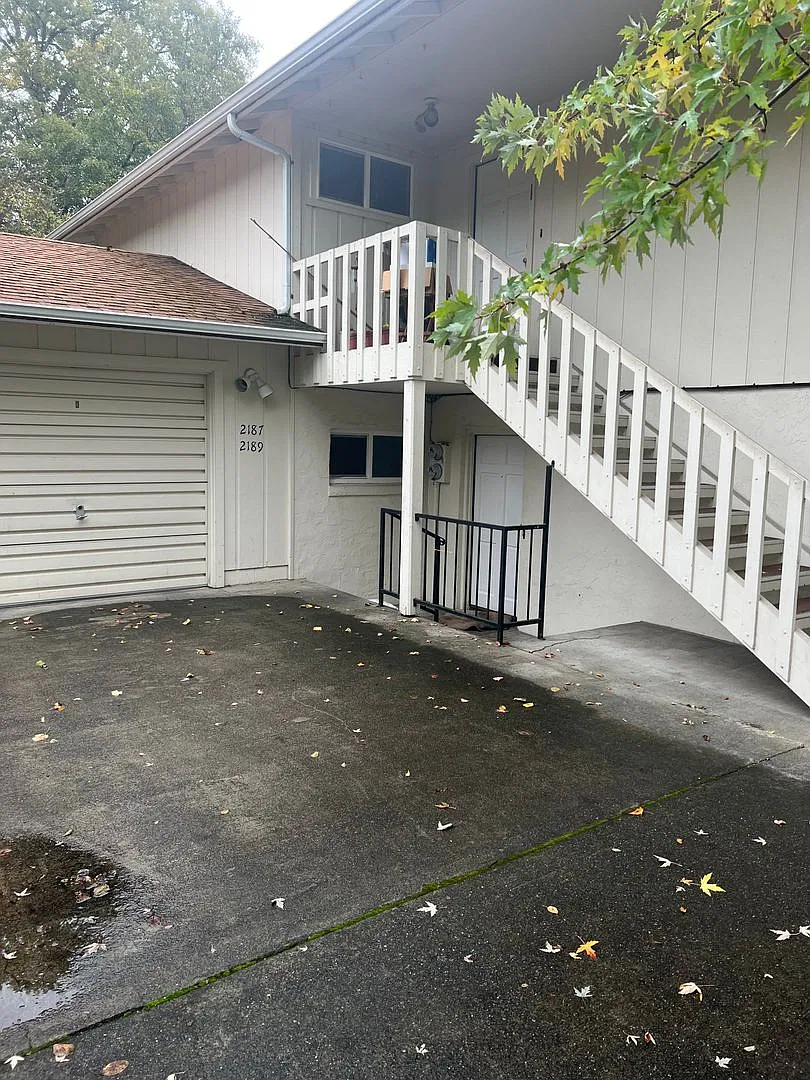 7039-1t - 2187 & 2189 NW North Hill Drive — Photo 1