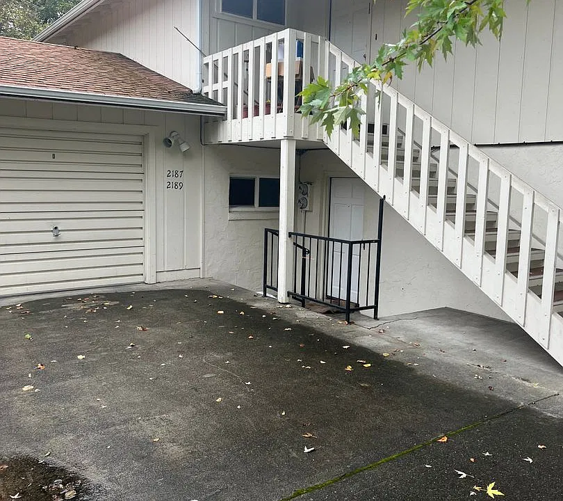 2187 & 2189 NW North Hill Dr