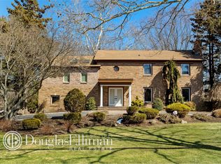 22 Wildwood Dr, Dix Hills, NY 11746
