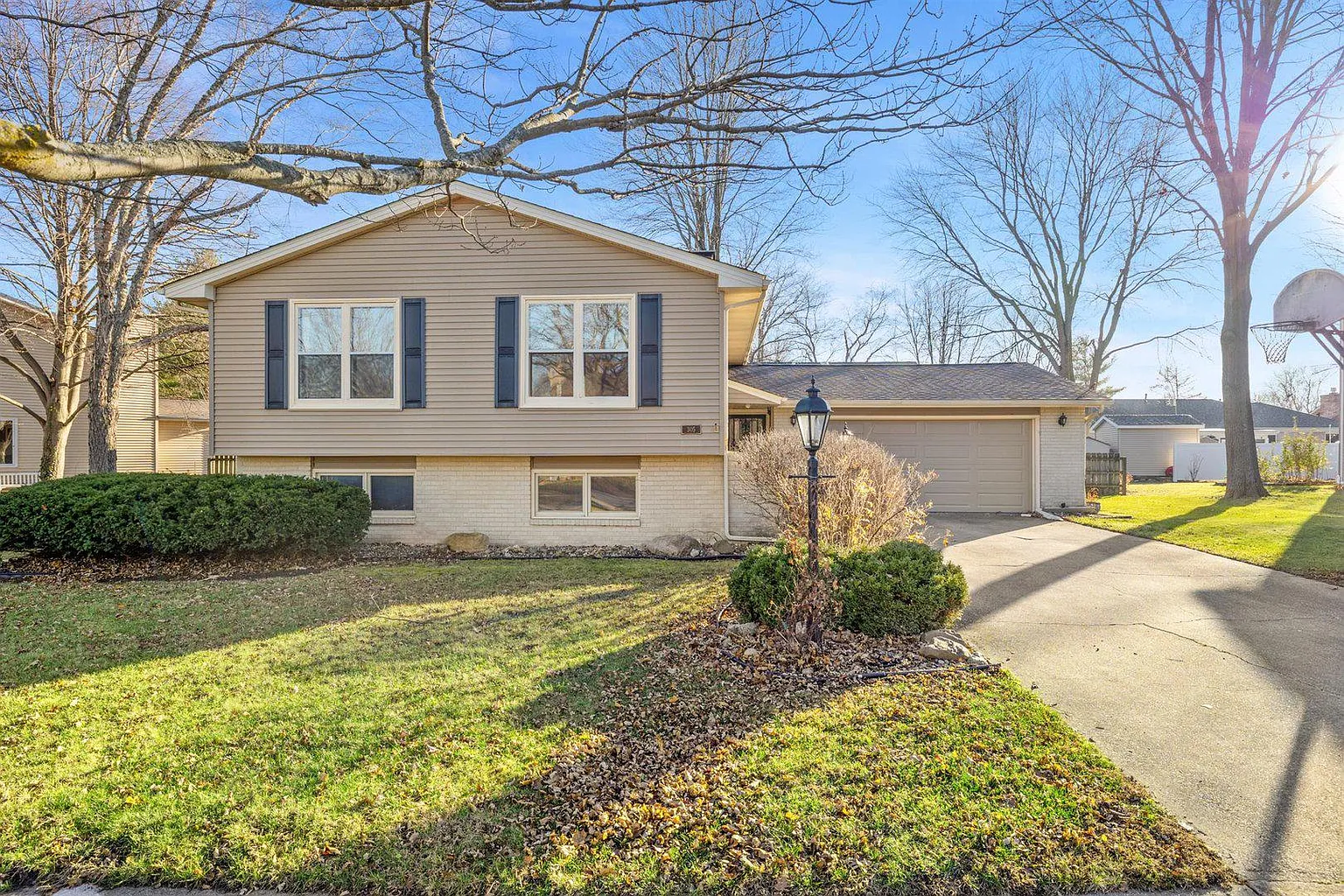 305 Arbours Dr photo 1
