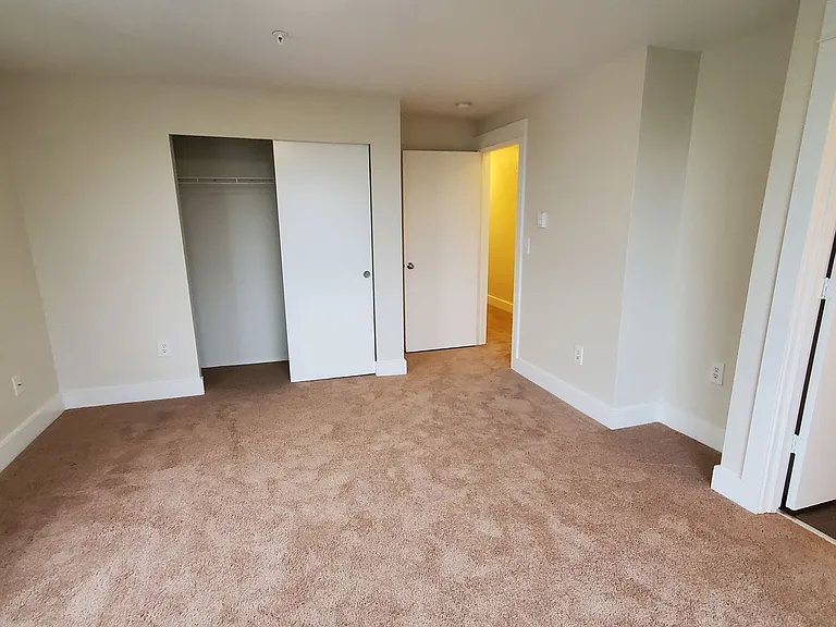 411 10th Ave — Photo 37