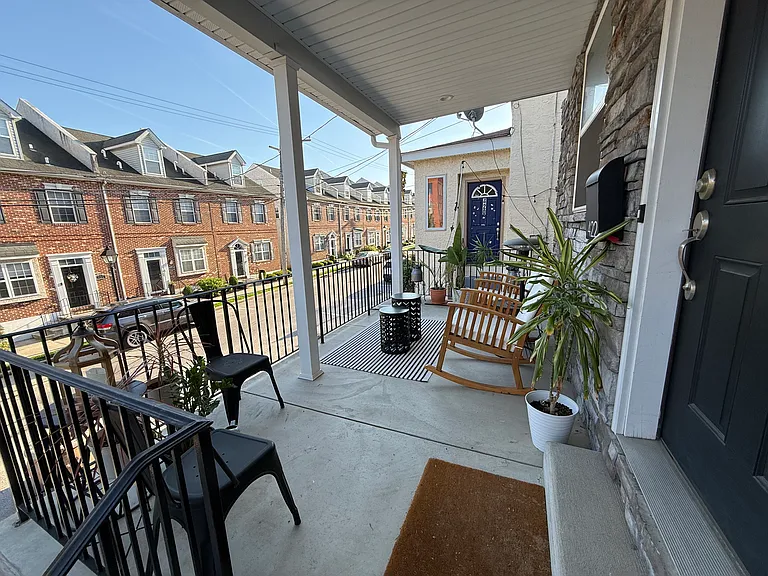 422 E Hector St — Photo 3