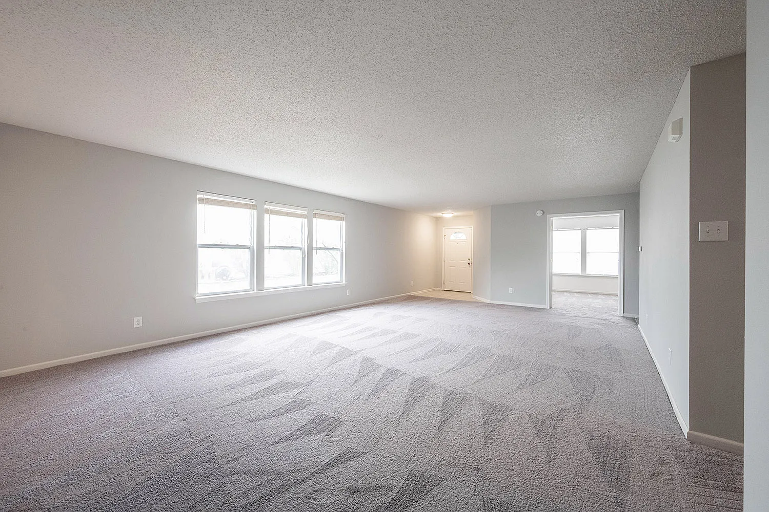 3 bed, 1906 sqft, $2,140 — Photo 4