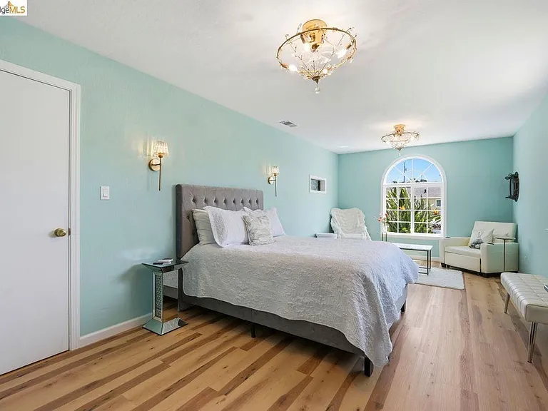 2269 Cypress Ave — Photo 4