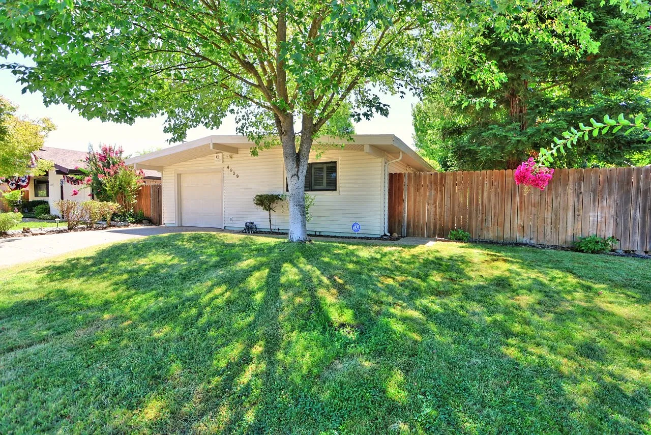 3 bed, 1388 sqft, $2,600 — Photo 2