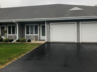 112 Oconomowoc Sq, Oconomowoc, WI 53066