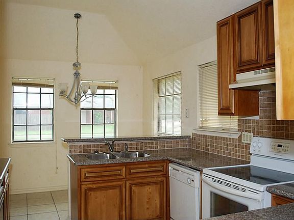 Kitchen features a nicely upgraded granite counter top and 42" maple cabinets.
