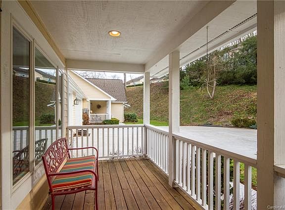 3rd image of 471 Cardinal Ln
