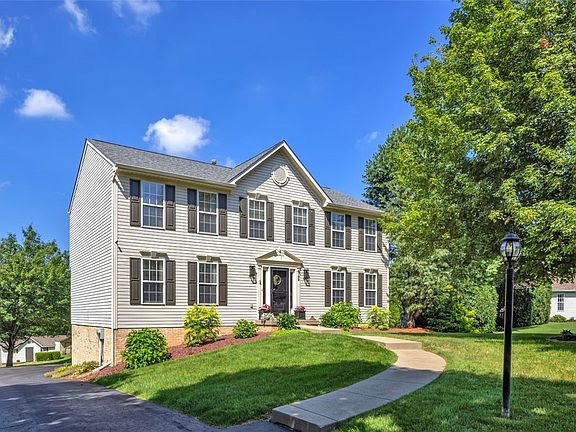 2nd image of 702 Williamsburg Ct