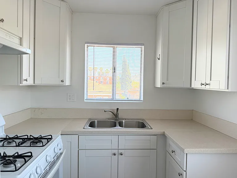 508 N Kenmore Ave #15 — Photo 8