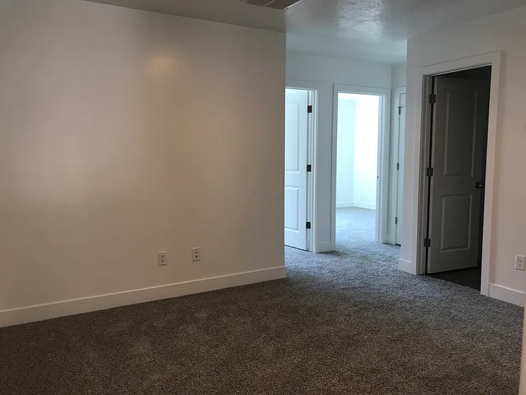 421 W 40 S — Photo 4