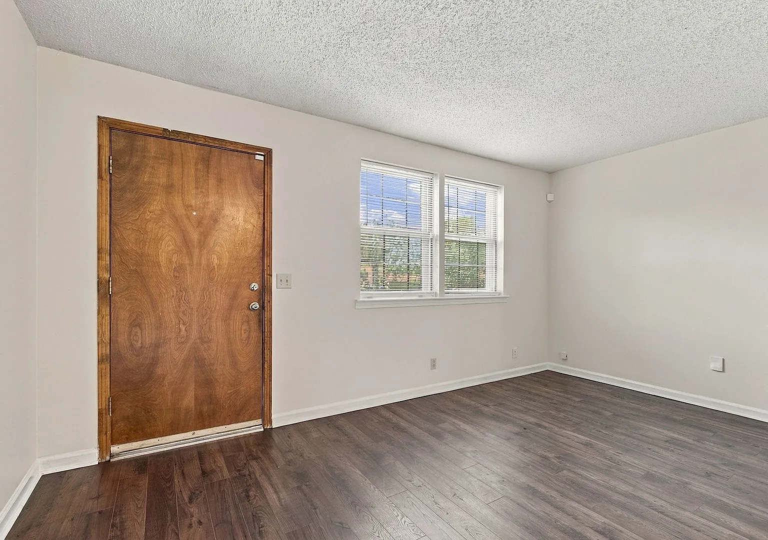 Awesome 2-bedroom, 1.5-bathroom duplex in charming Donelson! — Photo 4