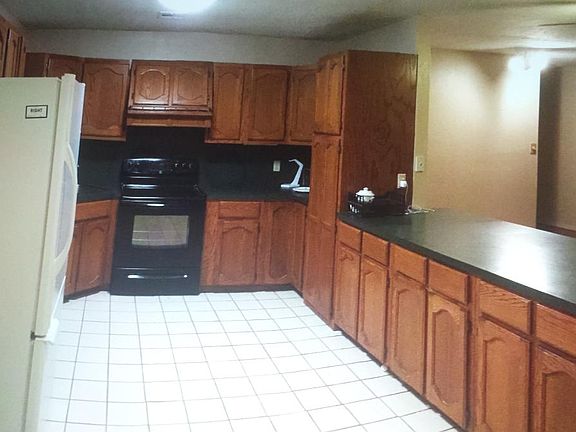 lots of counterspace in kitchen