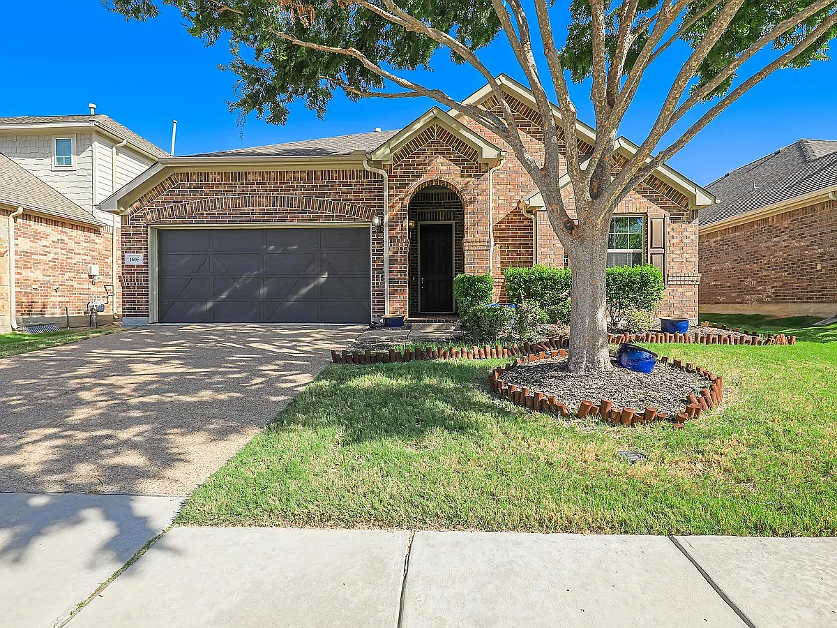 4 bed, 1918 sqft, $2,900 — Photo 1