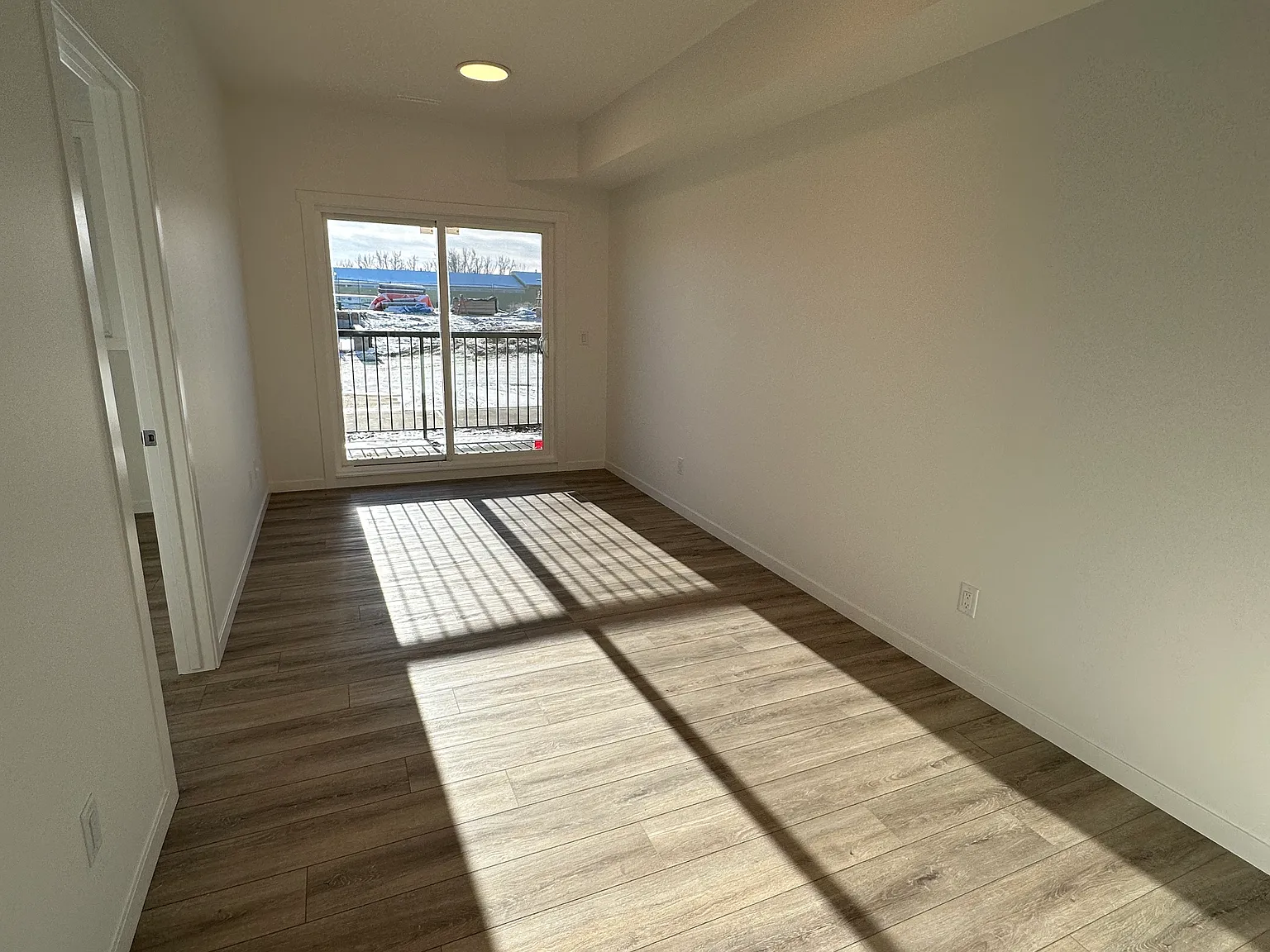 (PN0054) Open Concept One Bedroom with Ensuite Laundry in Secord — Photo 4