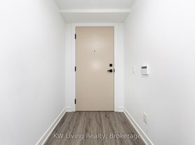 327 King St W