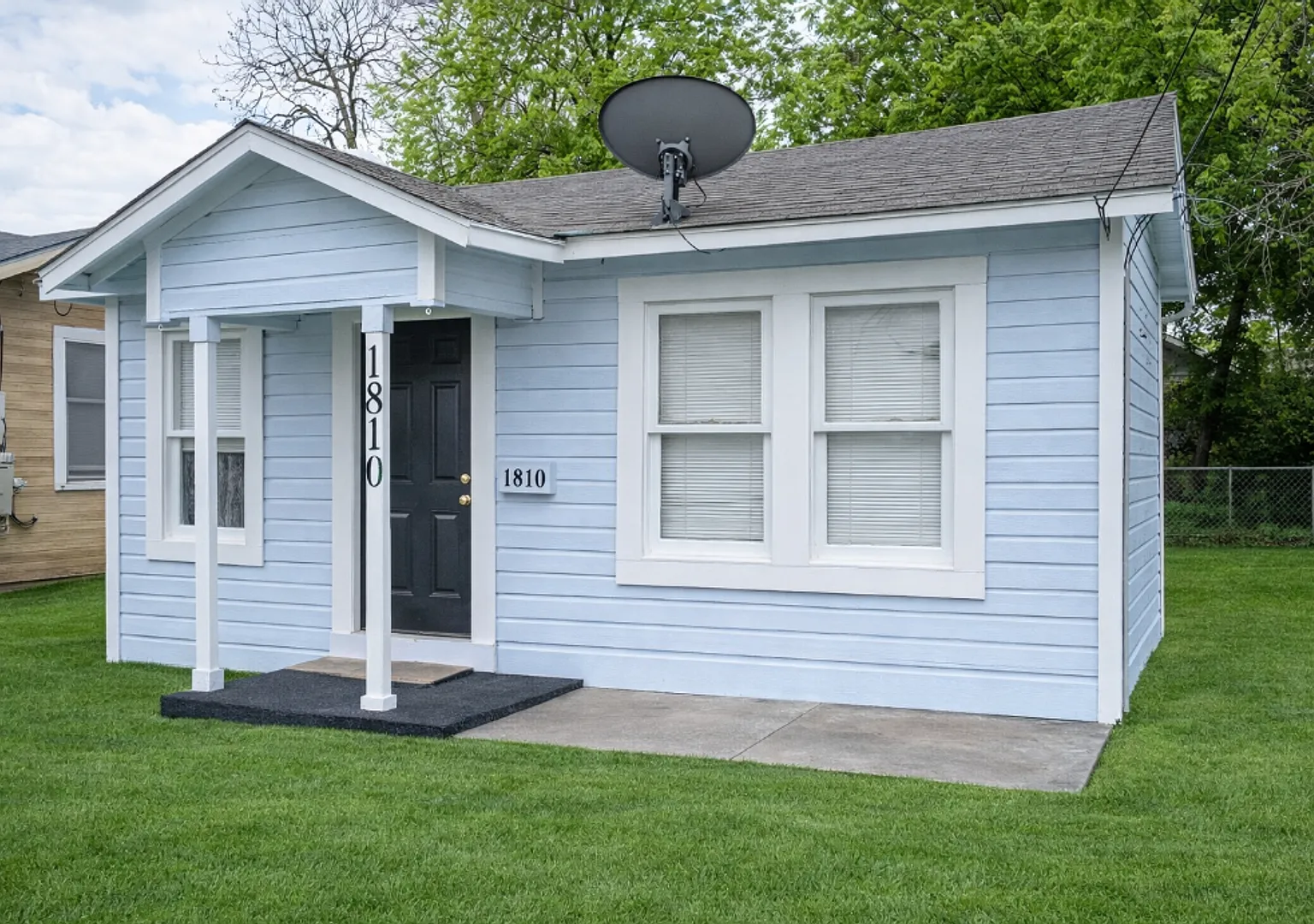 2BR/1BA Ideal Home Near Downtown — Photo 1