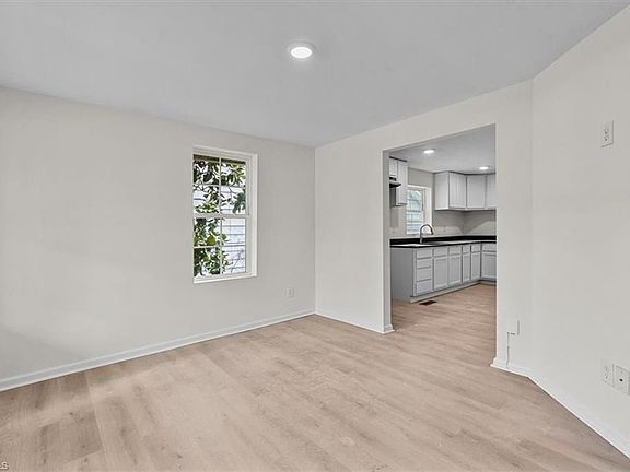 4th image of 434 W 24th St
