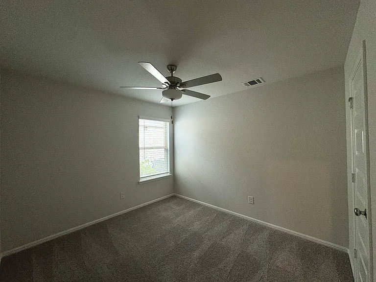 1424 Avalon Ct — Photo 9