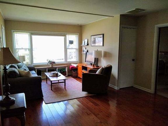 3rd image of 129 Parkway Ave