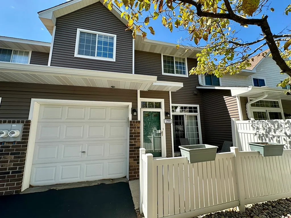 2 bed, 1.5 bath, 1160 sqft, $1,849 — Photo 2