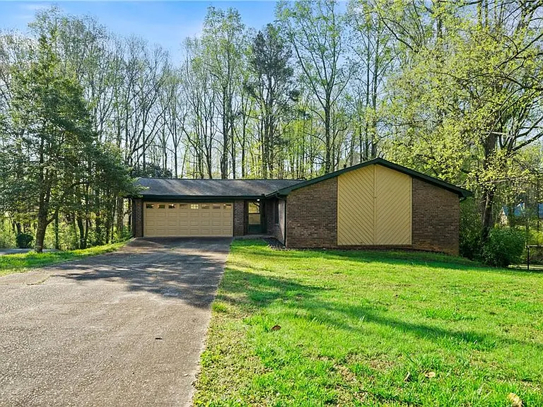 1131 Lafayette Dr SW — Photo 1