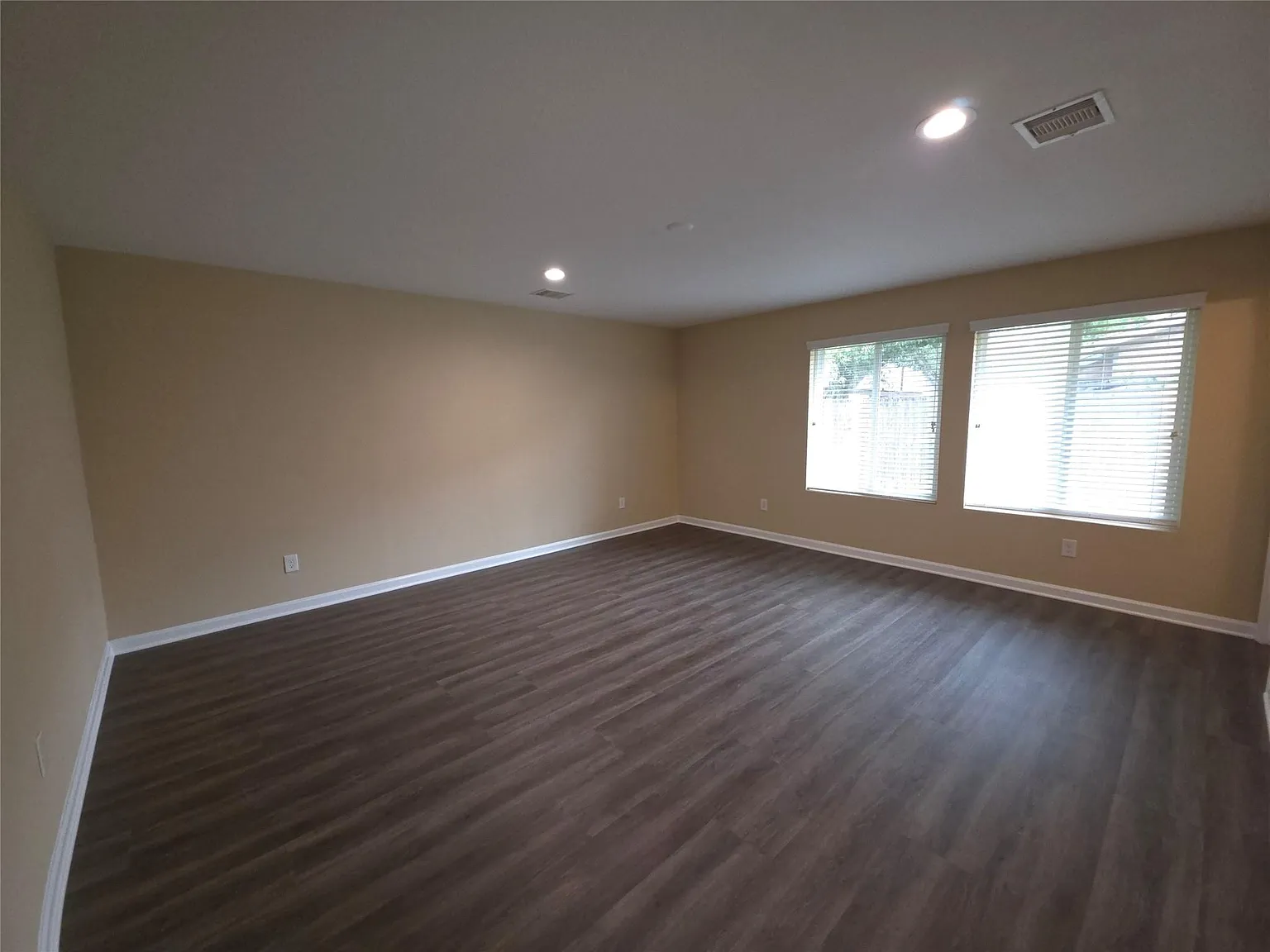 7 bed, 3.0 bath, 3015 sqft, $2,500 — Photo 2