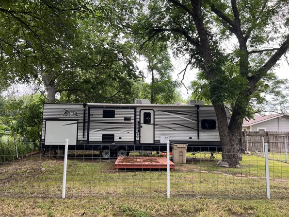105 W Wrights Ave, Comanche, TX 76442