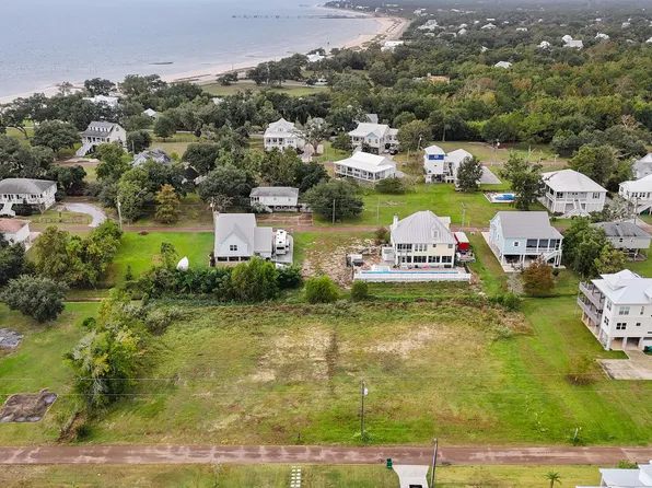 117 Lakewood Dr, Waveland, MS 39576