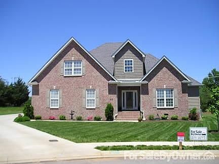 Street view : Established landscape and lawn.