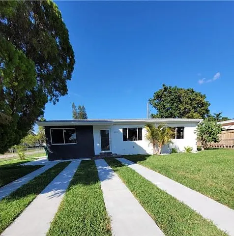 4 bed, 4.0 bath, 1725 sqft, $4,900 — Photo 1