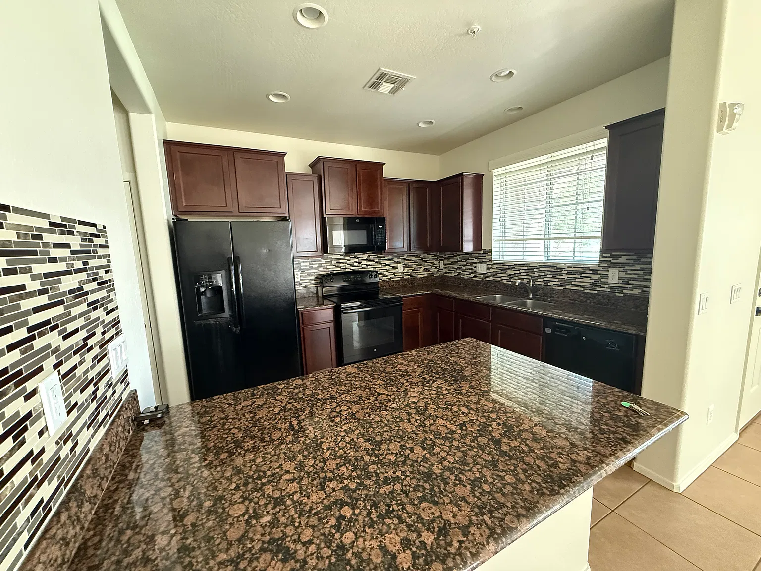 3 bed, 2.5 bath, 1368 sqft, $1,949 — Photo 3