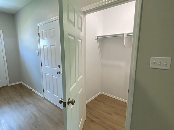 4th image of 3512 Village Walk Dr