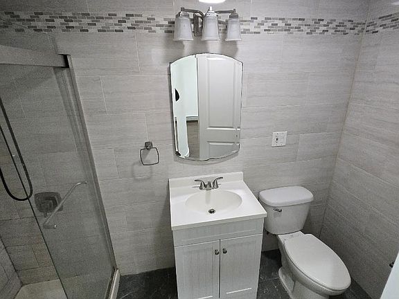 2nd image of 429 Bronx Park Ave #2