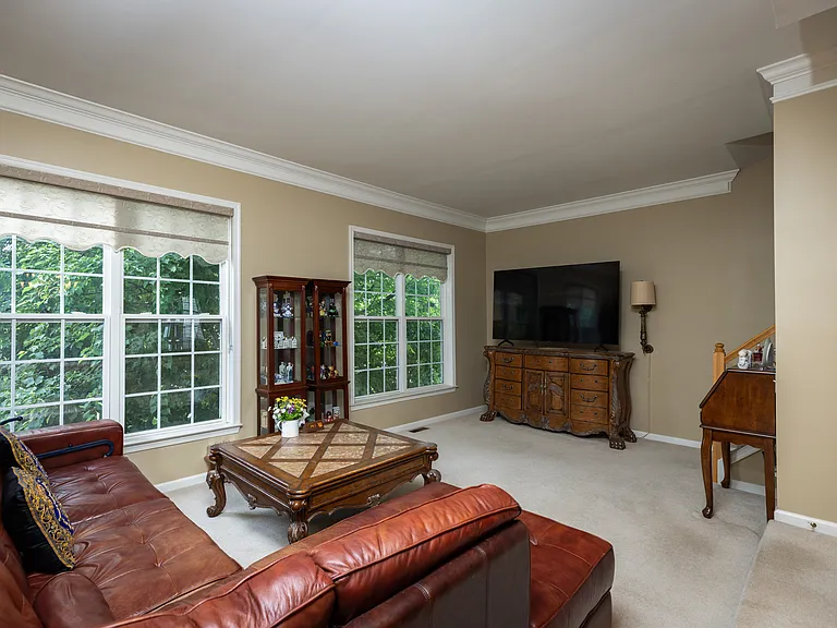 703 W Oakmeade Dr — Photo 10