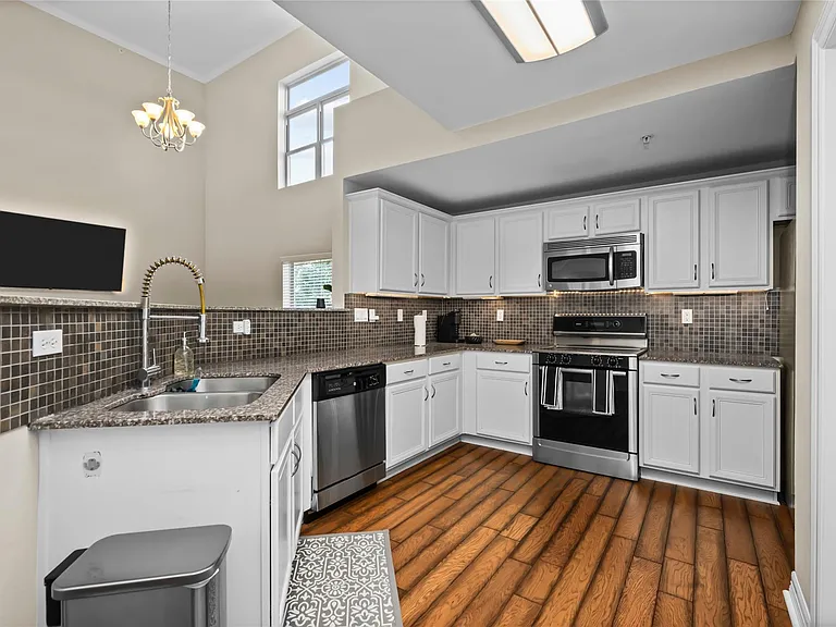 3501 Chenevert St #22 — Photo 4