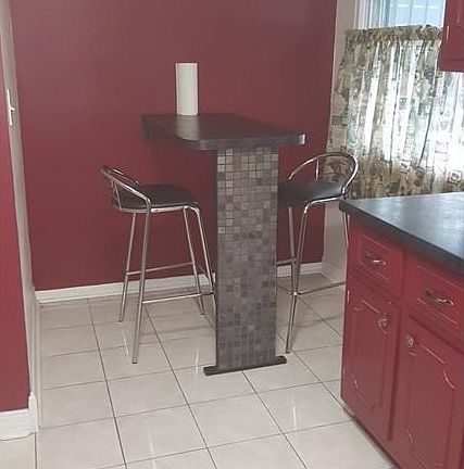 4th image of 1556 Sunset Dr NE