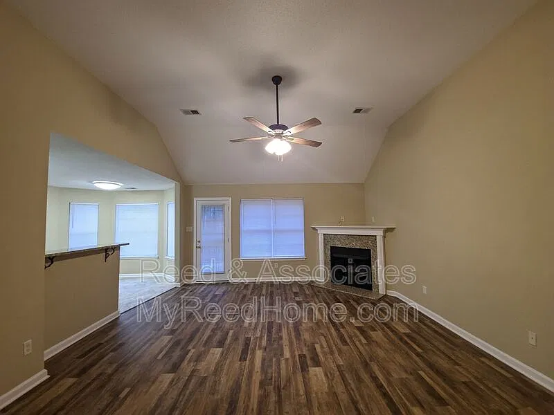 3 bed, 2.0 bath, 1388 sqft, $1,725 — Photo 2
