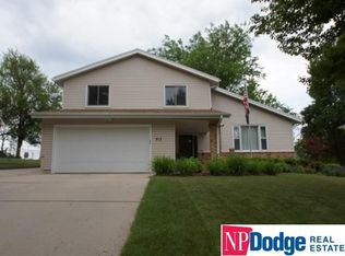 913 Crest Rd, Papillion, NE 68046