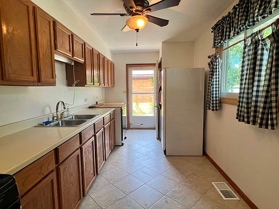 4th image of 566 W Green Dr