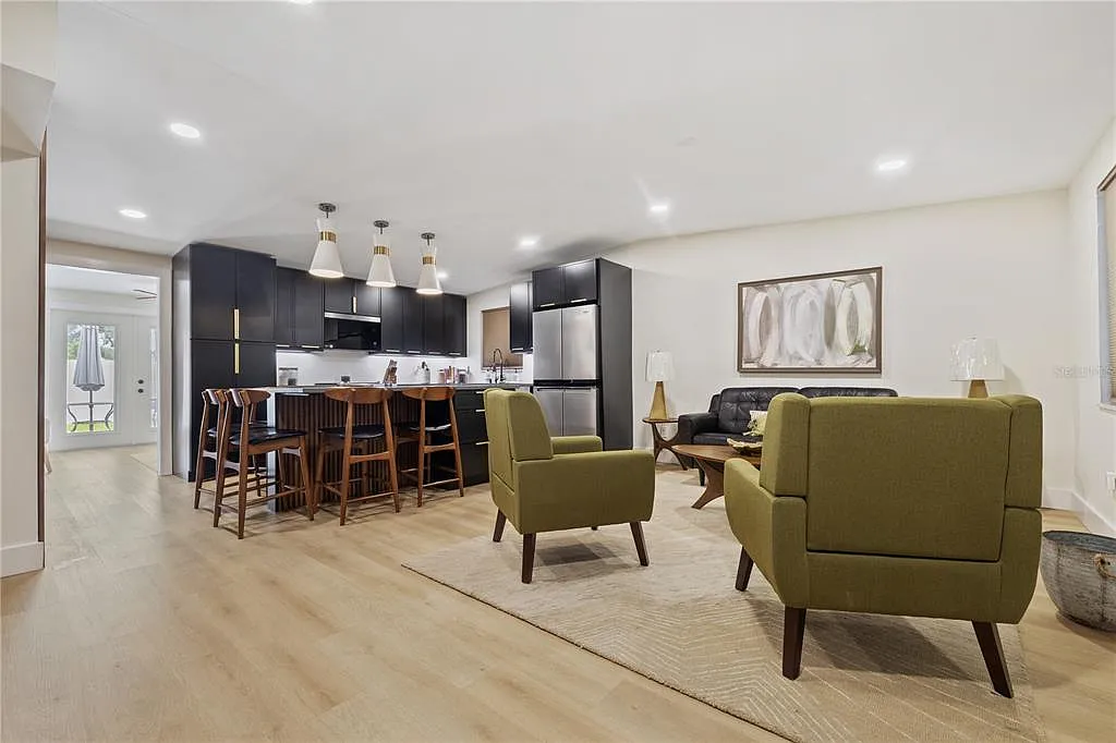 3 bed, 2.0 bath, 1265 sqft, $3,400 — Photo 4