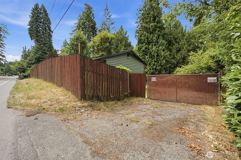 3rd image of 2469 Northlake Way NW