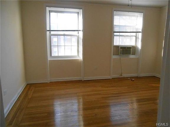 4th image of 1352 Midland Ave APT 3R