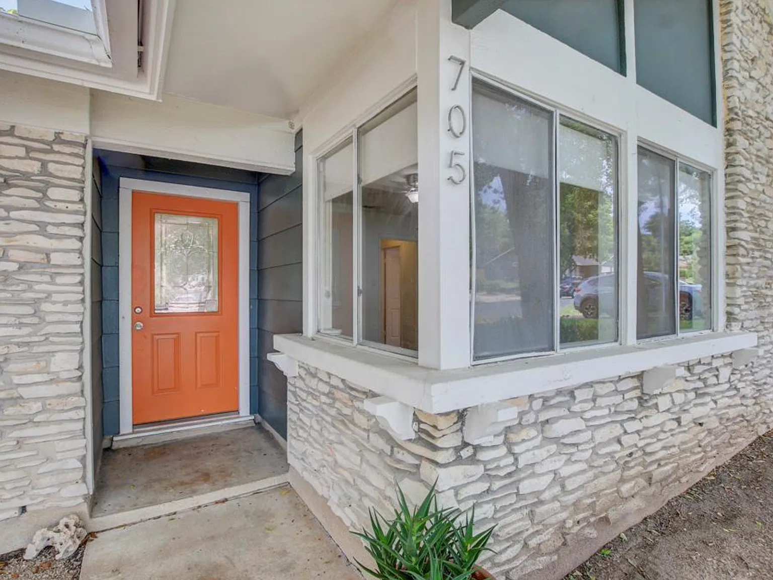 705 Huntingdon Pl — Photo 2