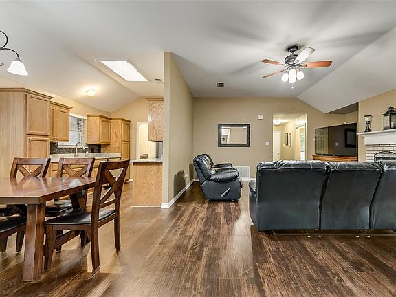 4th image of 1023 Spring Hill Dr