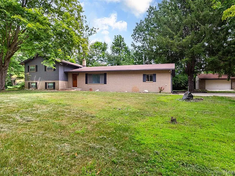 7580 Thornwood St — Photo 2