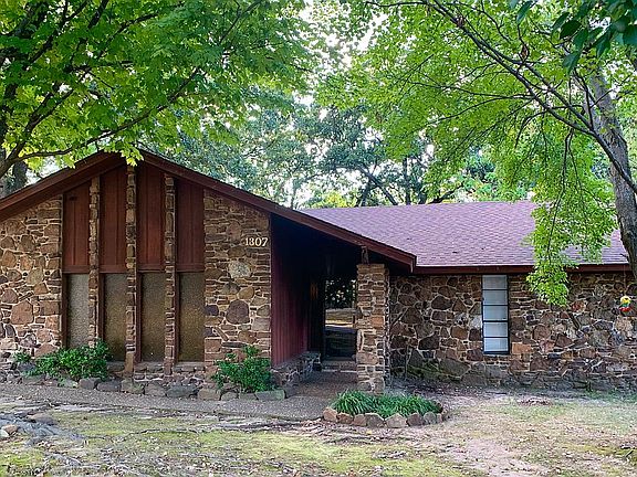 2nd image of 1307 N Hills Blvd