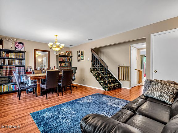 4th image of 136 Stratford Place