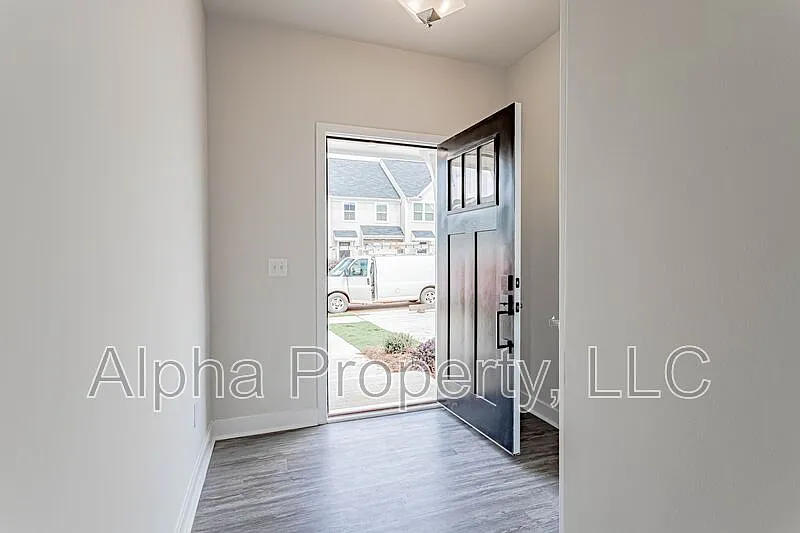 3 bed, 2.5 bath, 1575 sqft, $1,750 — Photo 2