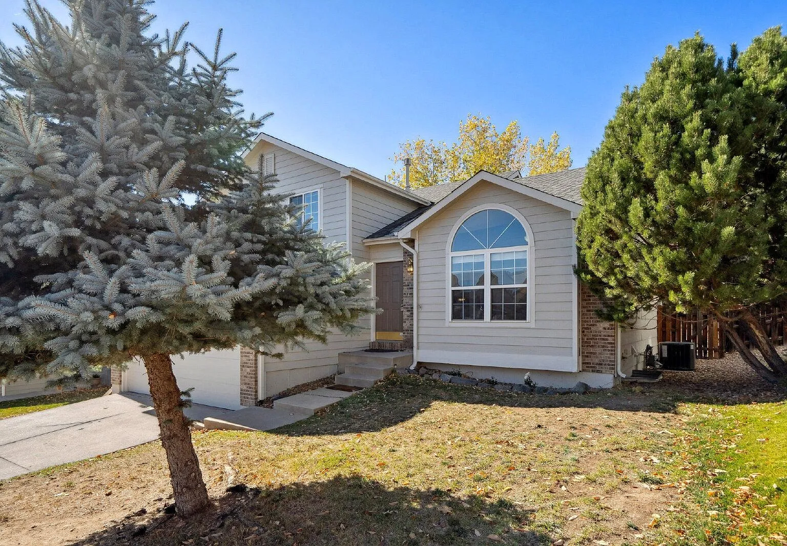3 bed, 2.0 bath, 2105 sqft, $2,200 — Photo 2
